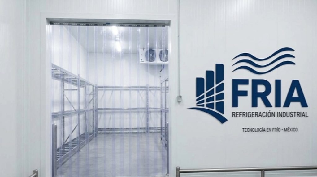 Cortinas hawaianas de PVC para el control térmico en accesos de cuartos fríos.